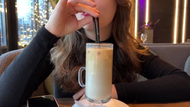 Κρύο Καφέ Ποτήρι Ένα Κορίτσι Πίνει Πρωινό Καφέ Ένα Τραπέζι — Αρχείο Βίντεο