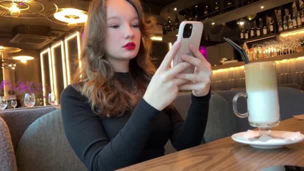 Photo Glass Latte Ice Girl Restaurant Making Video Social Networks — Stock Video