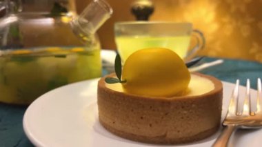 Limonlu turta ve limonlu turta. Soğuk algınlığı için taze yemek. Soğuk tatlılar için. restoran
