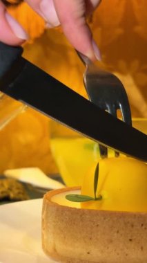 Limonlu turta ve limonlu turta. Soğuk algınlığı için taze yemek. Soğuk tatlılar için. restoran