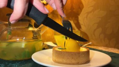Limonlu turta ve limonlu turta. Soğuk algınlığı için taze yemek. Soğuk tatlılar için. restoran