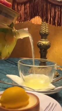Limonlu turta ve limonlu turta. Soğuk algınlığı için taze yemek. Soğuk tatlılar için. restoran
