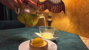 Limonlu turta ve limonlu turta. Soğuk algınlığı için taze yemek. Soğuk tatlılar için. restoran