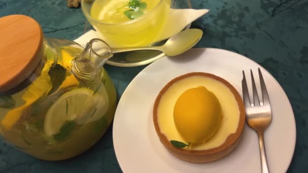 Teh Vitamin Citrus Dan Kue Lemon Tart Cheesecake Dengan Lemon — Stok Video