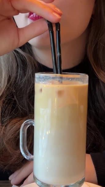 Bardakta Soğuk Kahve Bir Kafedeki Masada Sabah Kahvesi Içen Bir — Stok video
