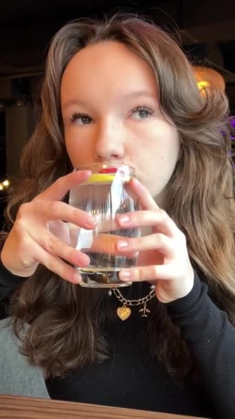 Pić Wodę Cytryną Dieta Prawidłowego Odżywiania Korzyści Zdrowotne Młoda Dziewczyna — Wideo stockowe