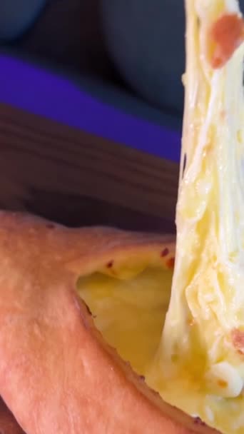 Πρόσωπο Ανάμειξη Suluguni Τυρί Και Κρόκο Αυγού Γεωργιανά Khachapuri Χέρι — Αρχείο Βίντεο