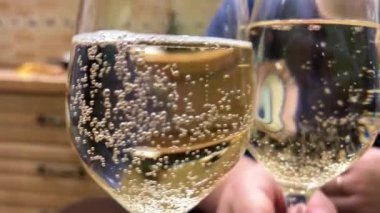 Şampanyalı komik bir video, çizgi film baykuşunun gözleri dışarı bakıyor, kutlama eğlencesinin yansıması, kadın bardağa eliyle vuruyor. Beyaz içeceklerde çok baloncuk var.