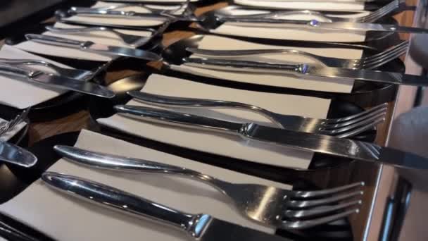 Μαχαίρι Και Πιρούνι Παρασκευάζονται Ένα Άδειο Τραπέζι Ένα Εστιατόριο Σερβίρει — Αρχείο Βίντεο