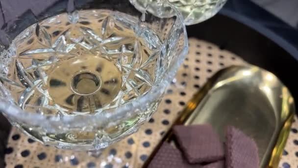 Číšníci Vítají Hosty Alkoholickými Nápoji Šampaňské Talíř Bílé Víno Vysoce — Stock video