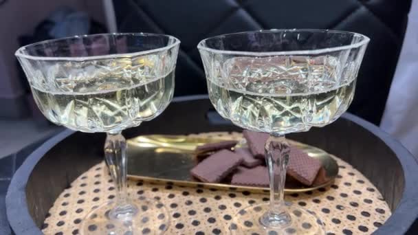 Die Kellner Begrüßen Die Gäste Mit Alkoholischen Getränken Champagner Schüsseluntertasse — Stockvideo