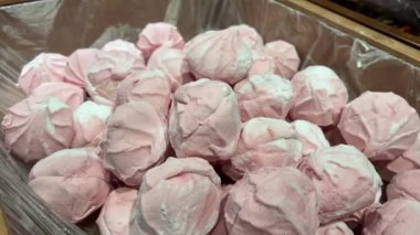 Mağazalardaki çok renkli marşmelovlar. Şekerleme aperatiflerindeki pembe yeşil boya. Pectin doğal tatlısından yapılmış fırınlanmış elmalardan yapılmış. Çikolatalı şekerlemeler.
