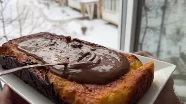 Esparcir Chocolate Sobre Pastel Contexto Una Ventana Invierno Mantén Nieve — Vídeos de Stock
