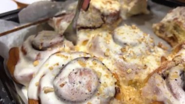 Çatal kullanarak, tarçınlı çöreği pişirme çarşafından çıkarmak başarısız olmuş kurutulmuş tatlı hazırlamak evde yeterince krema hazırlamamak. Akşamları yakın bir aileyle çay servisi yapmak için masadan kalk.