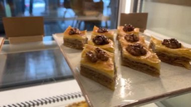 Doğu tatlıları, ahşap arka planda baklava, videoda yakınlaştırma. Türk tatlıları