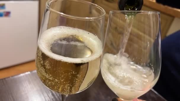 Champagner Zur Eröffnung Hause Hand Einer Dicken Frau Mit Schwarzer — Stockvideo