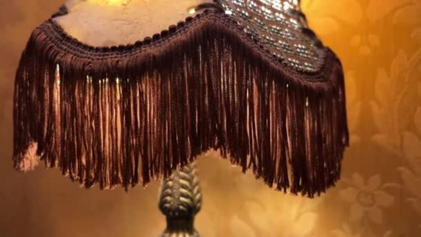 Lámpara Antigua Vintage Contra Fondo Naranja Oscuro Fondo Pantalla Descolorido — Vídeos de Stock