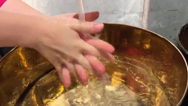 黄金洗脸盆洗手 食肆清洁整洁整洁消毒在预防卫生疾病中的作用防止考拉韦流感肠病 — 图库视频影像