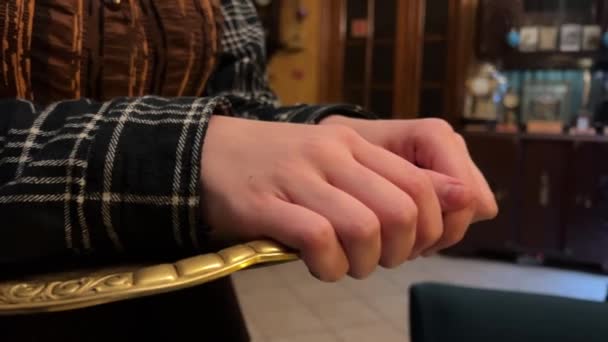 Garçonete Café Velho Vintage Segurando Uma Bandeja Com Mãos Roupas — Vídeo de Stock