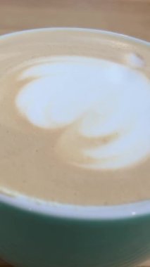 Kapuçino ve ekinoz kış zamanı köknar dalı yeşil kupa lezzetli kapuçino latte tatlı. Ahşap masa lezzetinde atıştırmalık