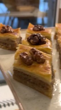 Doğu tatlıları, ahşap arka planda baklava, videoda yakınlaştırma. Türk tatlıları