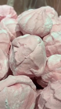 Mağazalardaki çok renkli marşmelovlar. Şekerleme aperatiflerindeki pembe yeşil boya. Pectin doğal tatlısından yapılmış fırınlanmış elmalardan yapılmış. Çikolatalı şekerlemeler.