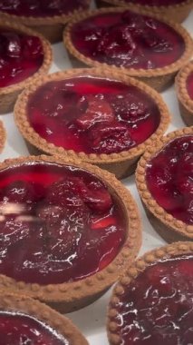 Karışık meyveli tart. Turta, hamur işiyle kaplı olmayan üstü açık bir pasta tabağını doldurmaktan oluşur. Modern tartlar meyve bazlıdır. Tartlet minyatür tart anlamına gelir..