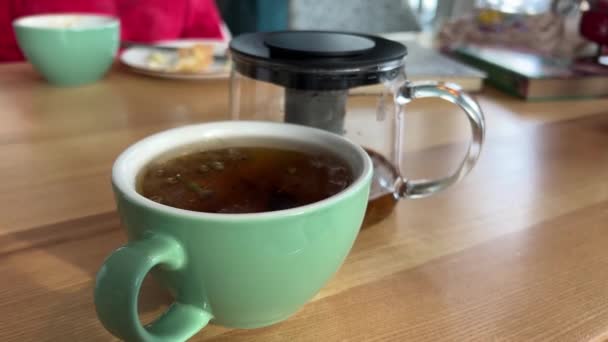 Ρίξτε Τσάι Βοτάνων Ένα Φλιτζάνι Πράσινο Τσάι Μπλε Άνθη Καλαμποκιού — Αρχείο Βίντεο