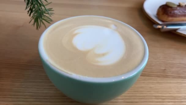 Cappuccino Eclair Wintertijd Sparren Tak Groene Mok Heerlijke Cappuccino Latte — Stockvideo