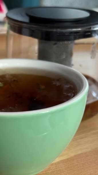 Налийте Трав Яний Чай Чашку Зеленого Чаю Синіми Квітками Гарячий — стокове відео