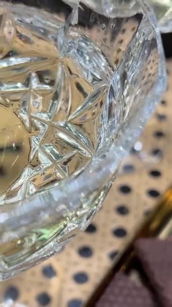 Die Kellner Begrüßen Die Gäste Mit Alkoholischen Getränken Champagner Schüsseluntertasse — Stockvideo