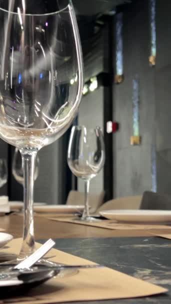 在顾客到达之前 侍者在餐馆里摆好餐桌 用精致的餐具和眼镜 浪漫的晚餐 高质量的4K镜头 — 图库视频影像