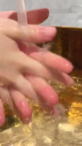 Χρυσό Νιπτήρα Πλύνετε Χέρια Αφρό Μέρη Του Σώματος Ξεπλύνετε Άφθονο — Αρχείο Βίντεο
