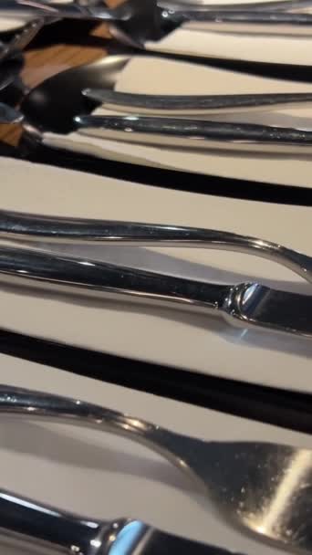 餐桌上的刀叉放在一个空桌子上 在一个大而长的桌子上 用白色餐巾盛刀叉 为一个大公司餐具的公司活动做准备 — 图库视频影像