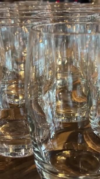 Vasos Vacíos Perfectamente Alineados Encimera Barra Elegante Los Vasos Cristalinos — Vídeo de stock