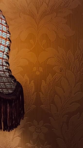 Lampu Antik Vintage Terhadap Latar Belakang Wallpaper Gelap Berwarna Jingga — Stok Video