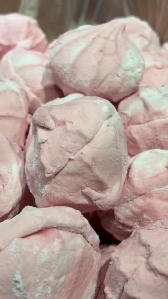 Marshmallows Multi Coloridos Prateleiras Loja Corante Verde Rosa Doces Lanche — Vídeo de Stock