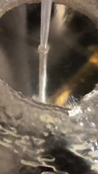 Wasser Fließt Einem Abflussloch Nach Unten Zeitlupe Wasserabfluss Keramikspüle Wasserströme — Stockvideo