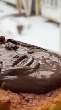 Bir turtanın üzerine çikolatayı bir kış penceresinin zeminine sürerek. Karı ellerinizde tutun. Tatlı tabağı soğutmak için beyaz dikdörtgen bir tabak kullan..