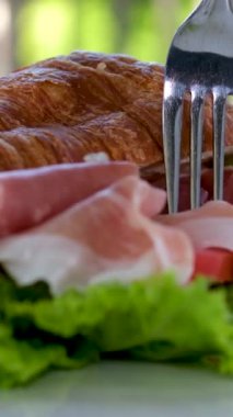 Tahtada dilimlenmiş prosciutto. Hafif arka planda domuz jambonu. kompozisyon et lezzeti ve ekmek. Kurutulmuş et yakın plan. Yüksek kalite 