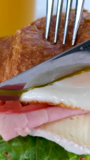 特写羊角三明治塞满了炒鸡蛋和蔬菜 人与叉子一起吃 高质量的4K镜头 — 图库视频影像