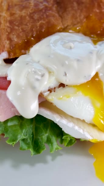 Köstliche Appetitliche Croissant Mit Eigelb Fließt Aus Dem Sandwich Fleisch — Stockvideo