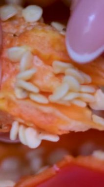 Sarı biberin doğrandığı yavaş çekimde odaklan. Yüksek kalite 4k görüntü