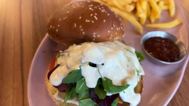 Nagranie Dużym Tłustym Daniem Hamburgera Brązowym Papierowym Talerzu Restauracji Fastfood — Wideo stockowe