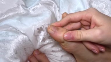 Su nasırı, ayak parmağı su toplamış, yapışkan bantla yapıştırılmış, çinko merhemle yayılmış, tedavi, sıkı ayakkabılar, rahatsızlık, acı, hastalık. Ayak pedikürü evde. Erkek elleri yakın plan