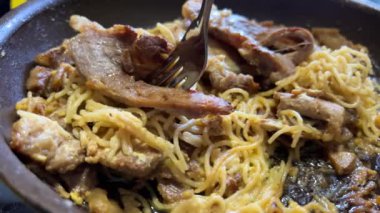 Yemek pişirmek. Ton balığı ve domatesli spagetti. Bir tabak spagetti yiyorum. Yüksek kalite 4k görüntü