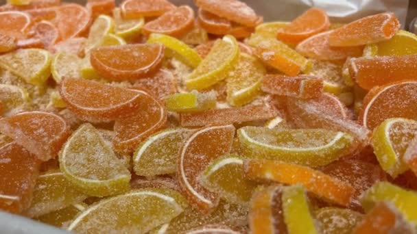 Mermelada Forma Rodajas Naranja Vitrina Limones Cítricos Anaranjados Amarillos Espolvoreados — Vídeo de stock