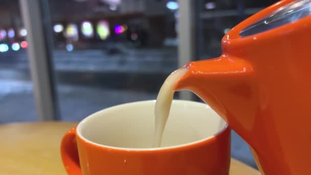 Nalít Čaj Mlékem Pozadí Nočního Zimního Městského Pomeranče Čajový Šálek — Stock video