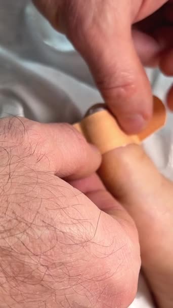 Callus 발가락에 테이프로 단단한 질병으로 집에서 페디큐어 클로즈업 — 비디오