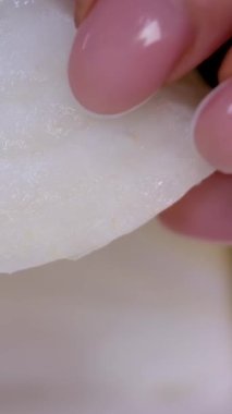 Profesyonel şef beyaz soğan hazırlar ve keser. Ağır çekimde kapat. Yüksek kalite 4k görüntü